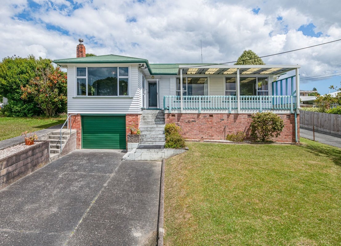 4 Christina Avenue, Te Atatu South, Auckland - Carousel 1
