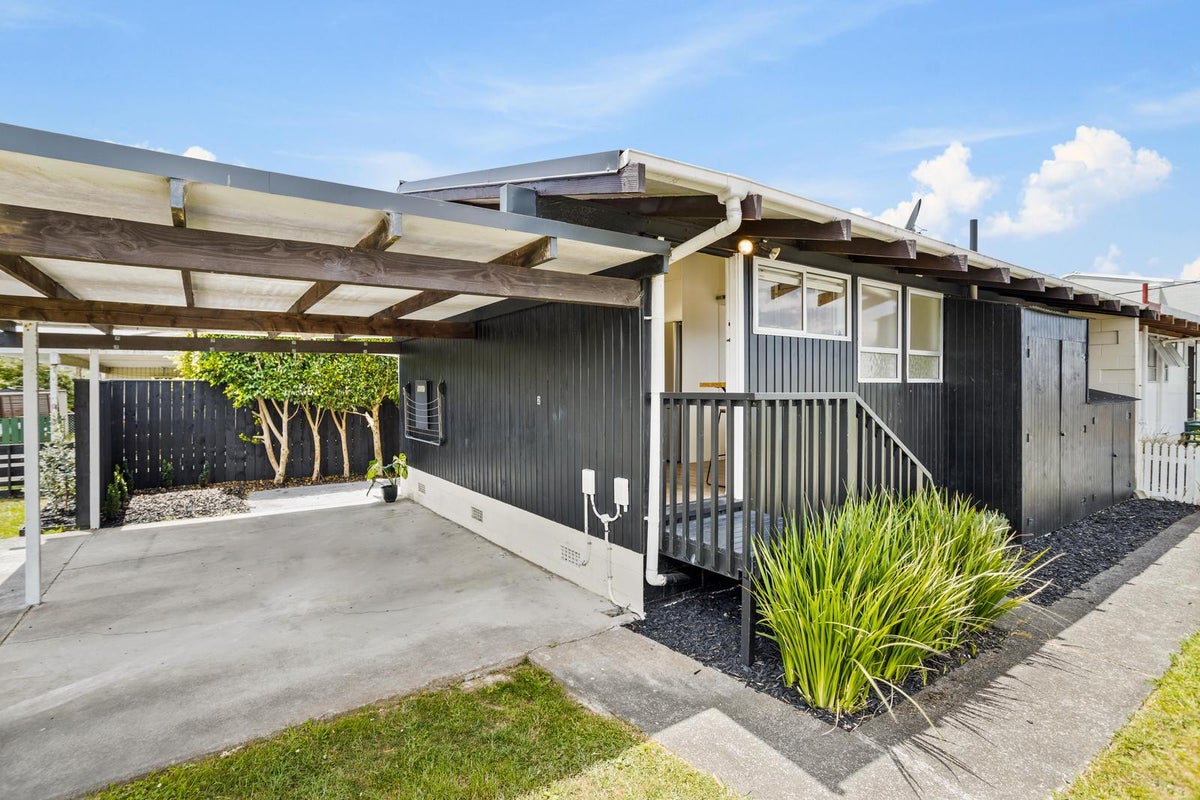1 Finlow Drive, Te Atatu South, Auckland - Carousel 2