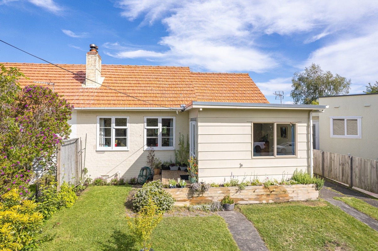 12 Broughton Street, Whanganui East, Whanganui - Carousel 1
