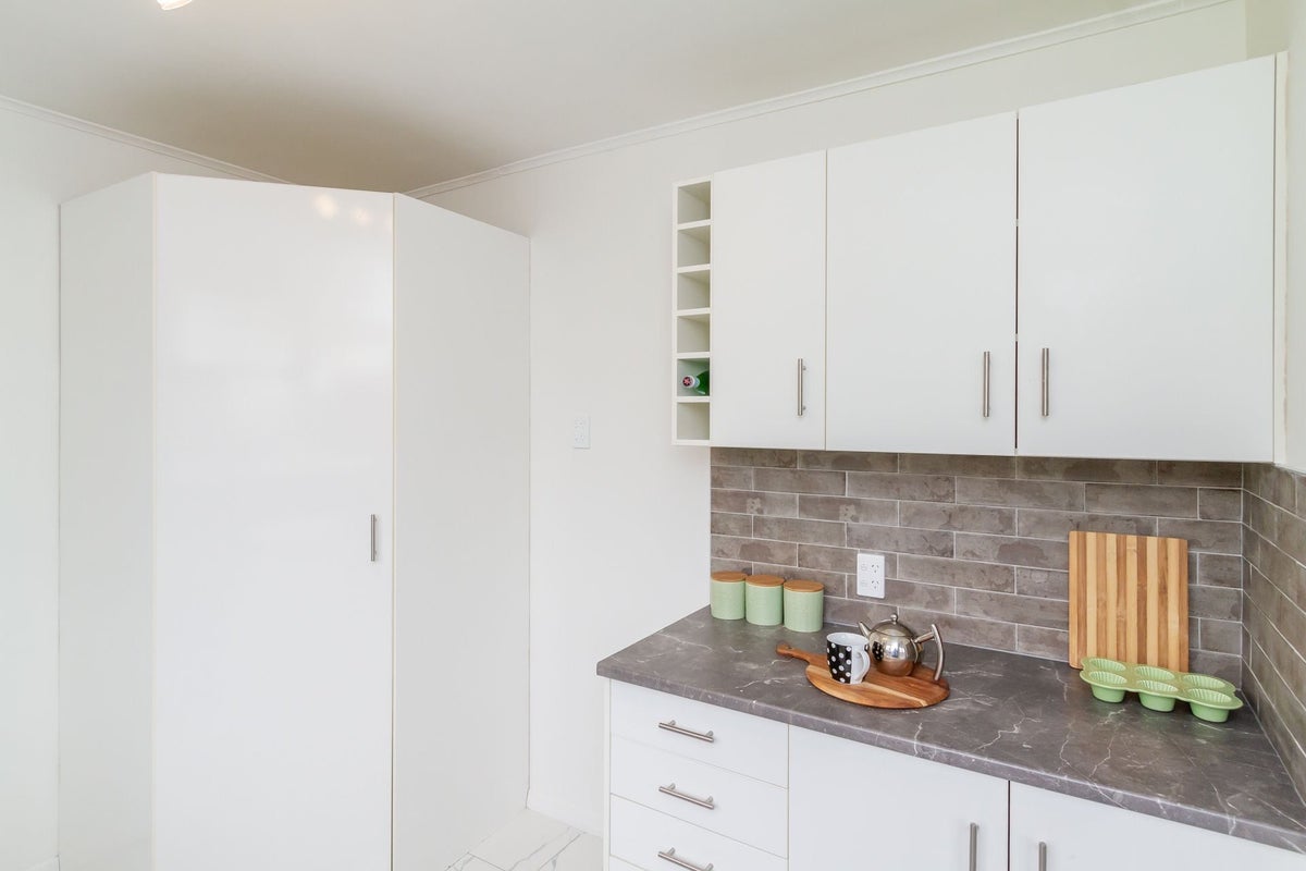 29 Roberts Street, Tawa, Wellington - Carousel 2