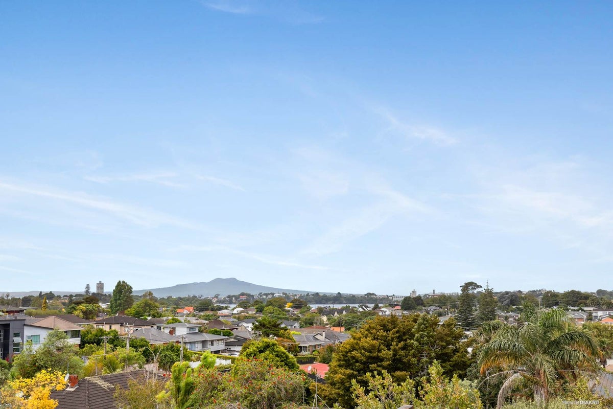 15 Margaret Place, Milford, Auckland - Carousel 2