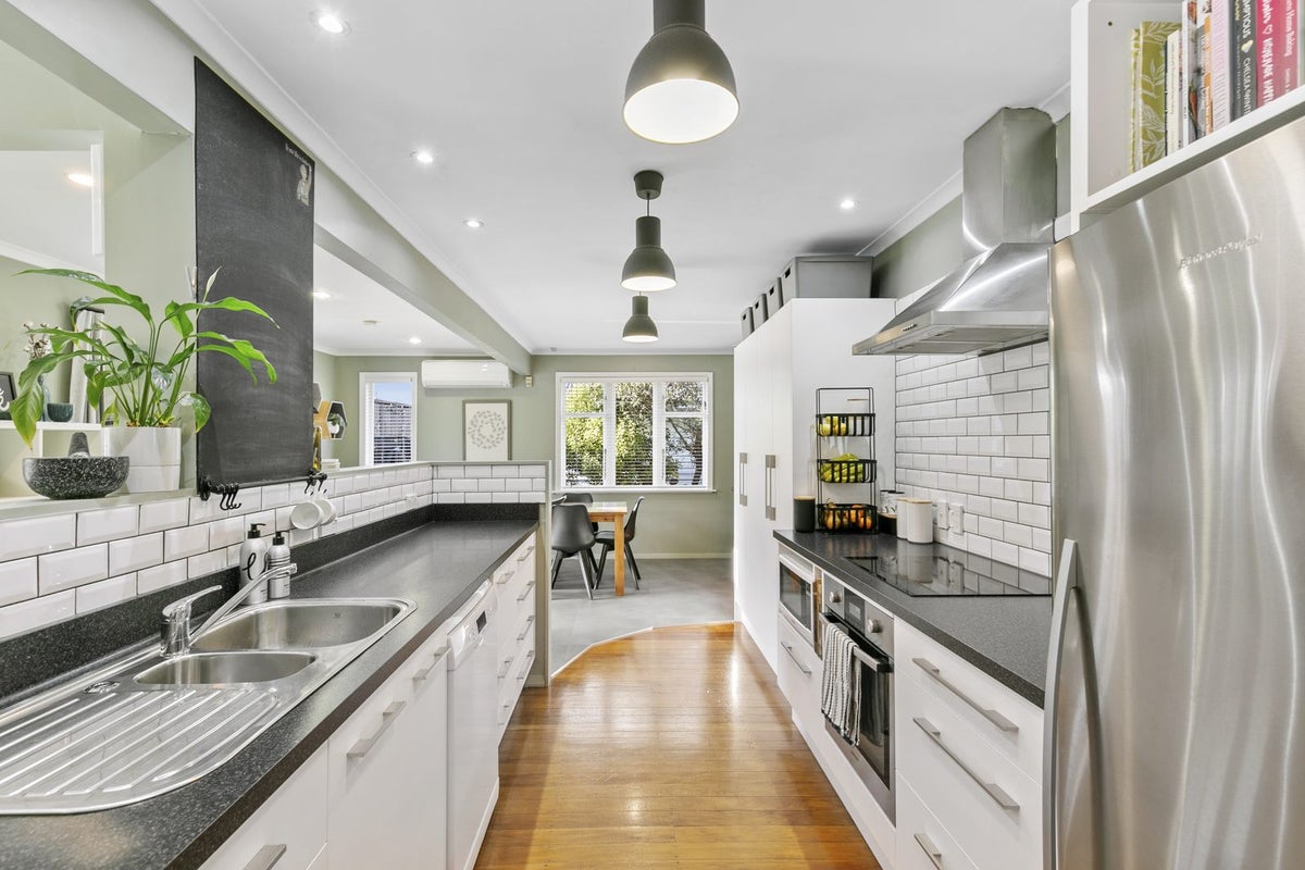 11 Coates Street, Tawa, Wellington - Carousel 2