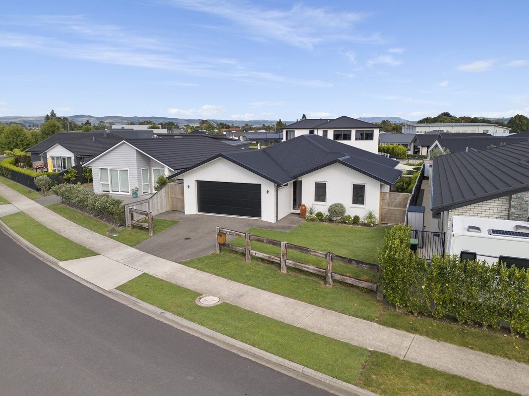 5 Hanlow Place, Pyes Pa, Tauranga - Carousel 1