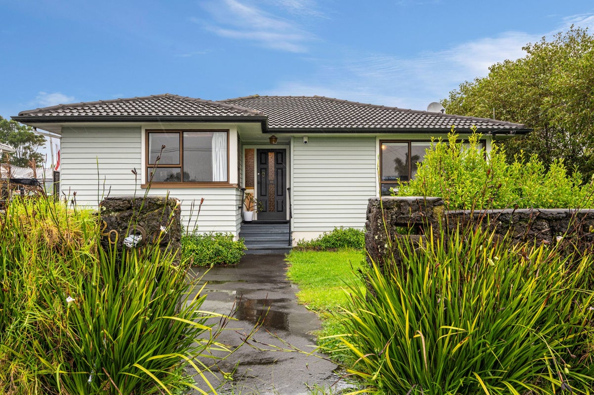 20 Matapouri Road, Mangere Bridge, Auckland - Carousel 1