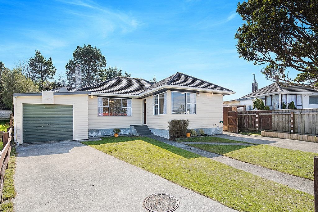 9 Loasby Crescent, Newlands, Wellington - Carousel 2
