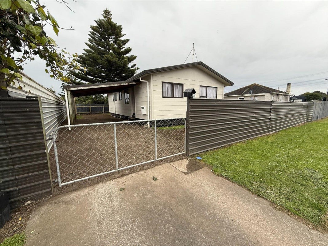 35 Carson Street, Castlecliff, Whanganui - Carousel 1