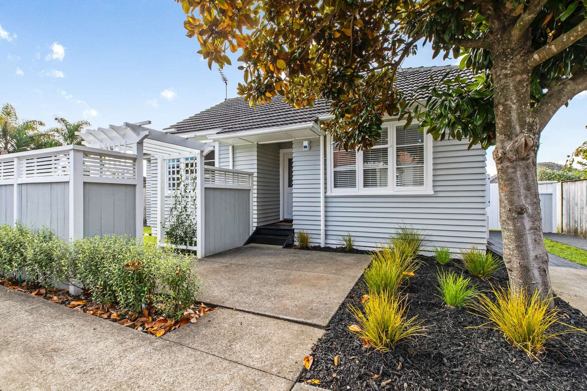 16A Erima Avenue, Point England, Auckland - Carousel 1