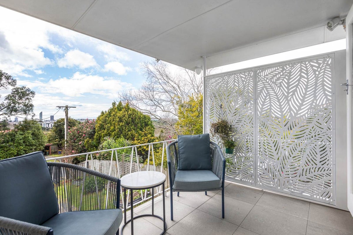 9 Deuxberry Avenue, Northcote, Auckland - Carousel 1