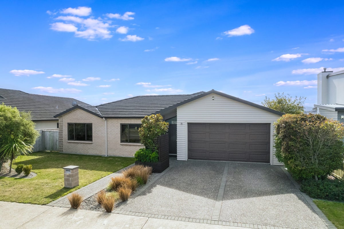 102 Te Puia Drive, Aotea, Porirua - Carousel 1