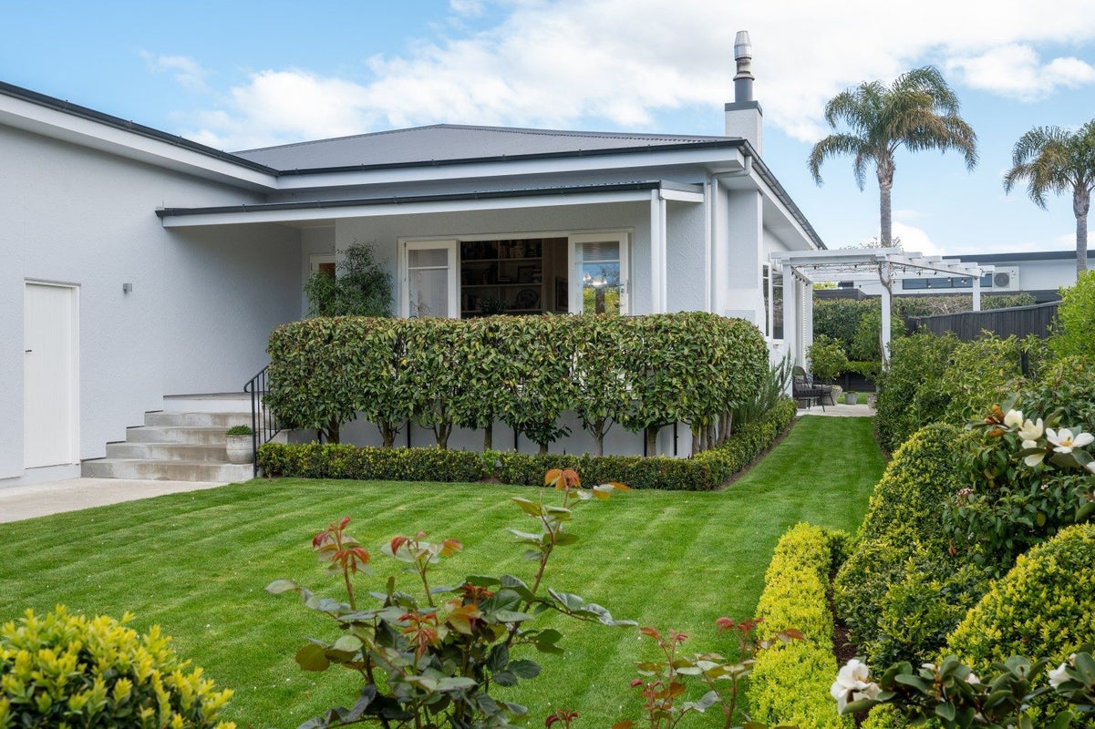 30 Tauroa Road, Havelock North, Havelock North - Carousel 1