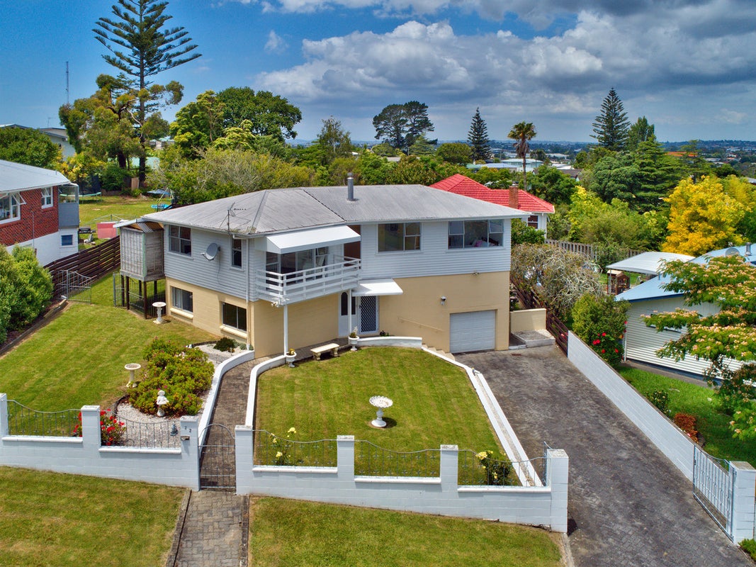 22 Crompton Road, Massey, Auckland - Carousel 1