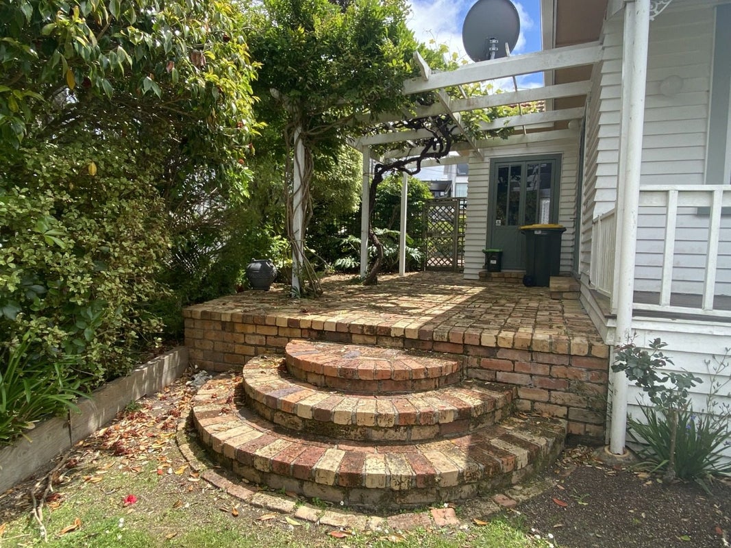 2 Clifton Road, Waiake, Auckland - Carousel 2