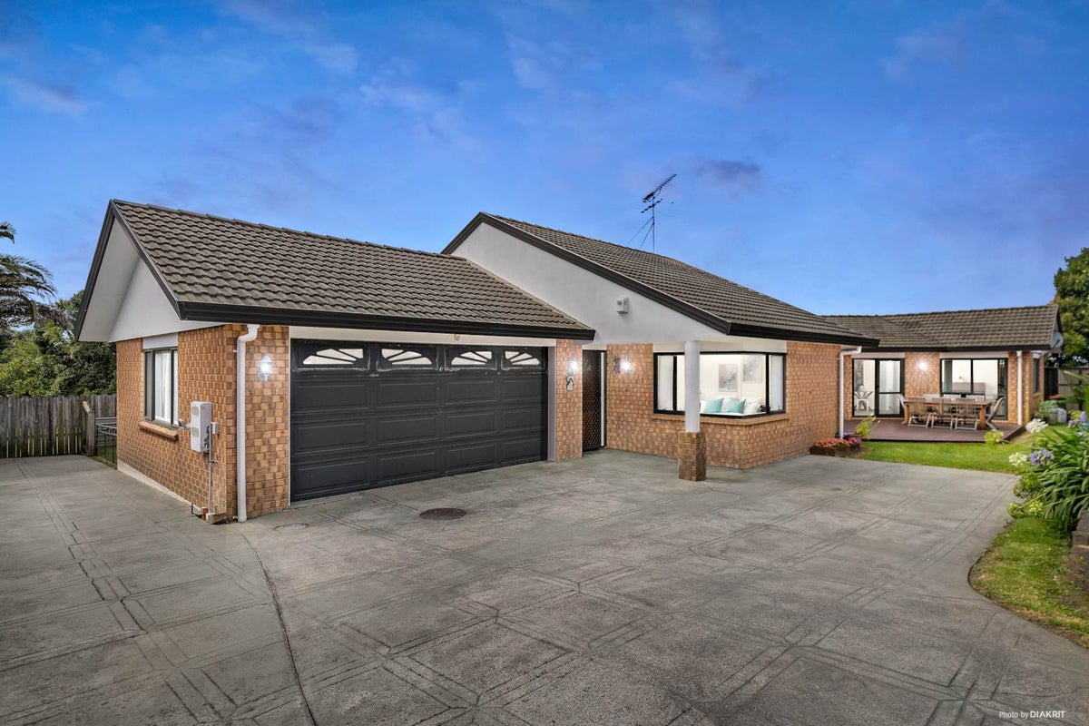 18 Reremanu Place, Weymouth, Auckland - Carousel 1