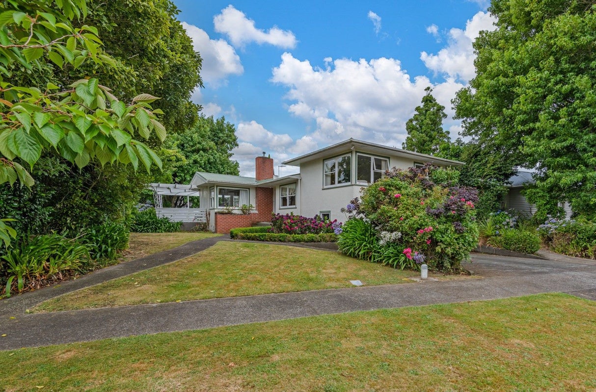 15 Surrey Crescent, Hokowhitu, Palmerston North - Carousel 1