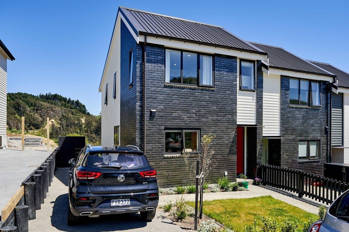28 Bee Lane, Whitby, Porirua - Carousel 1