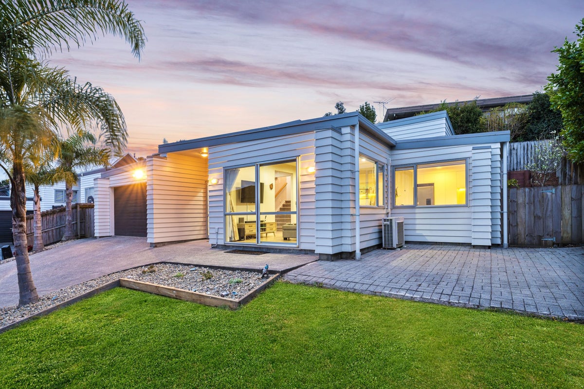 9 Cityview Place, Massey, Auckland - Carousel 1