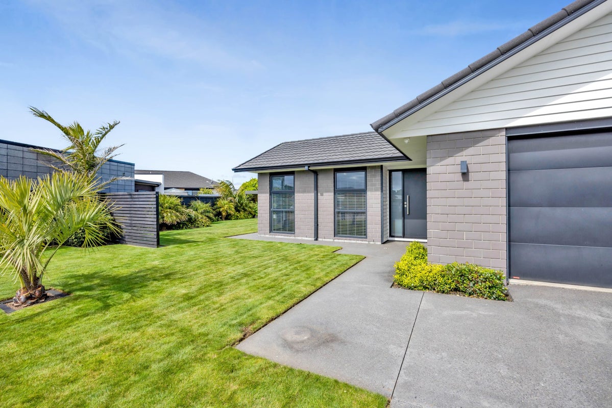 5 Augusta Grove, Waiwhakaiho, New Plymouth - Carousel 50