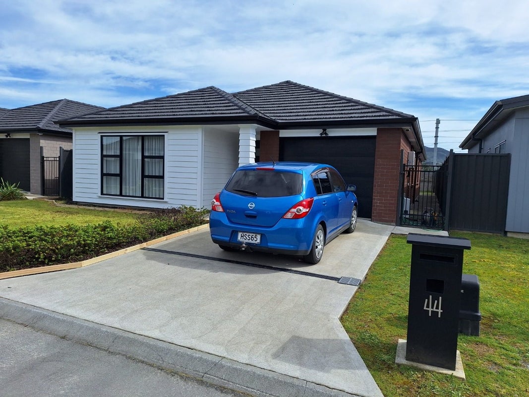 44 Te Kaeaea Crescent, Wallaceville, Upper Hutt - Carousel 1