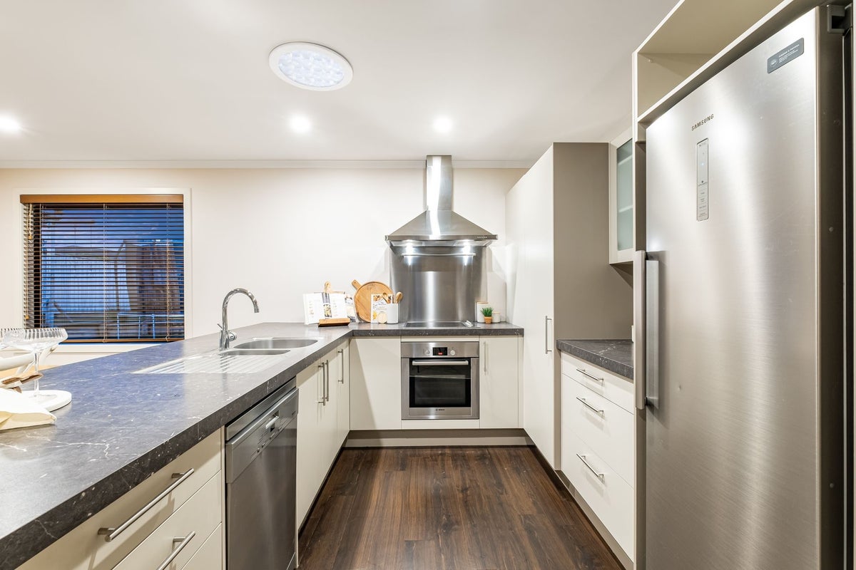 5 Paparoa Crescent, Aotea, Porirua - Carousel 2