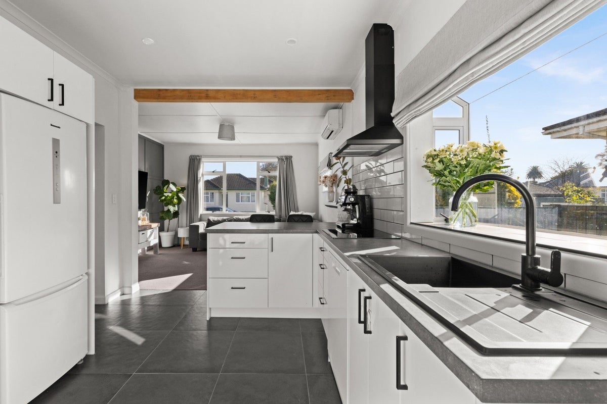 1004 Garry Street, Raureka, Hastings - Carousel 2