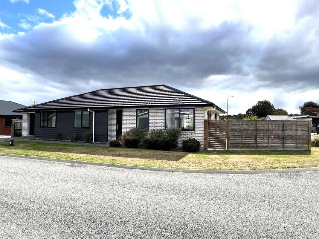 2 Tarata Grove, Lansdowne, Masterton - Carousel 1