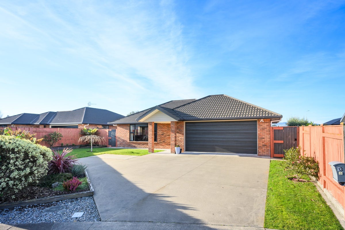 13 Lorenzo Place, Kelvin Grove, Palmerston North - Carousel 2