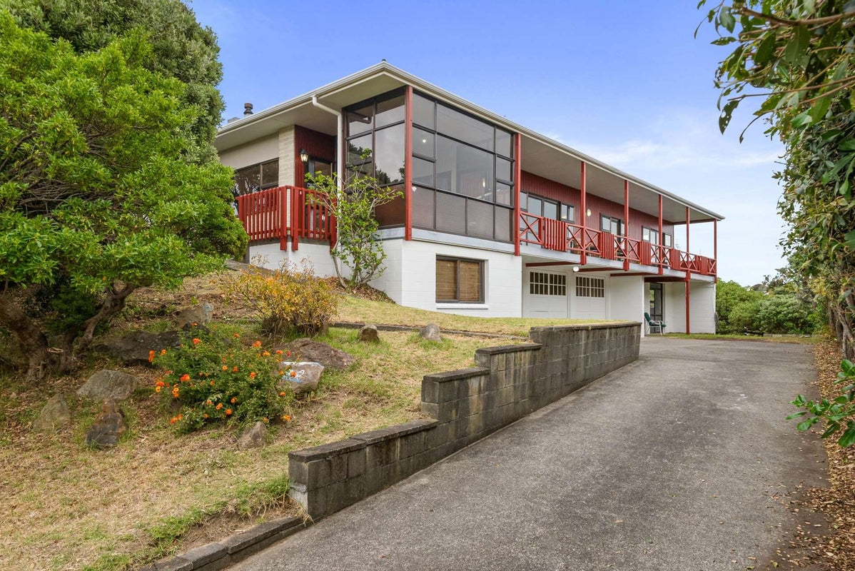 15 Frimley Terrace, Waikanae Beach, Waikanae - Carousel 1