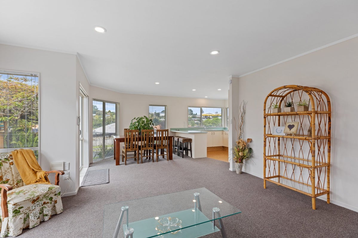 10 Sunvale Place, Gate Pa, Tauranga - Carousel 2