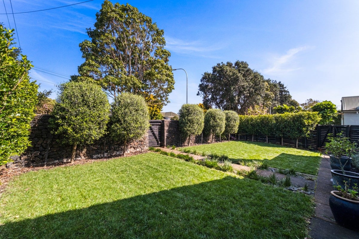 9 Invermay Avenue, Mount Roskill, Auckland - Carousel 2