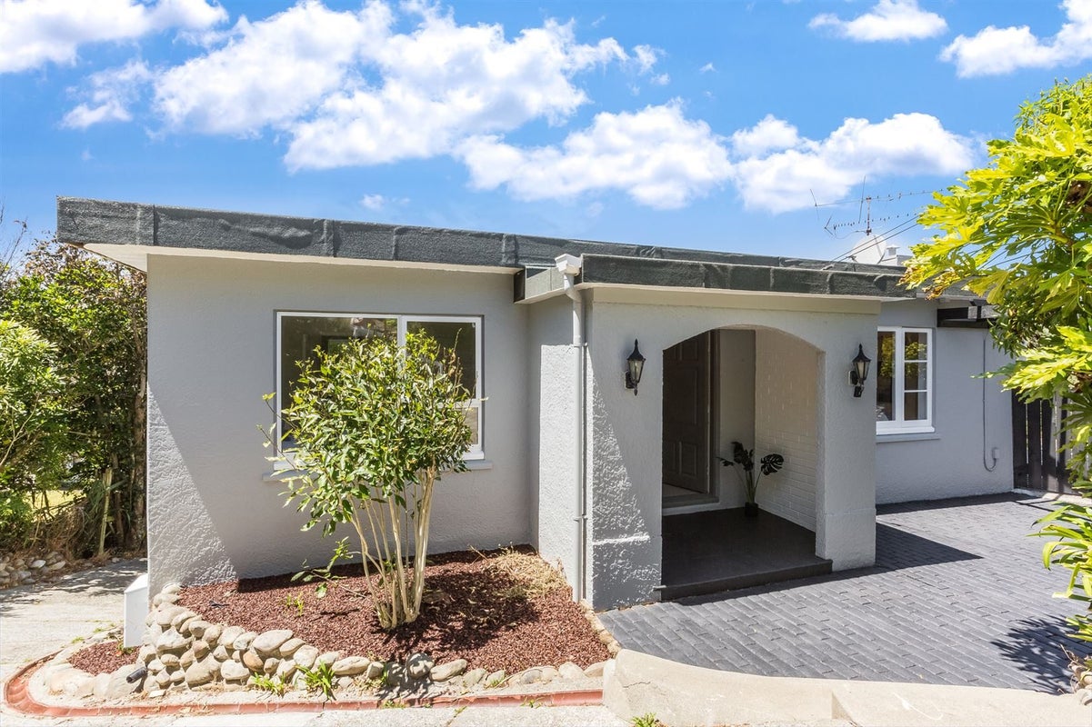 9 Tainui Terrace, Tawa, Wellington - Carousel 1