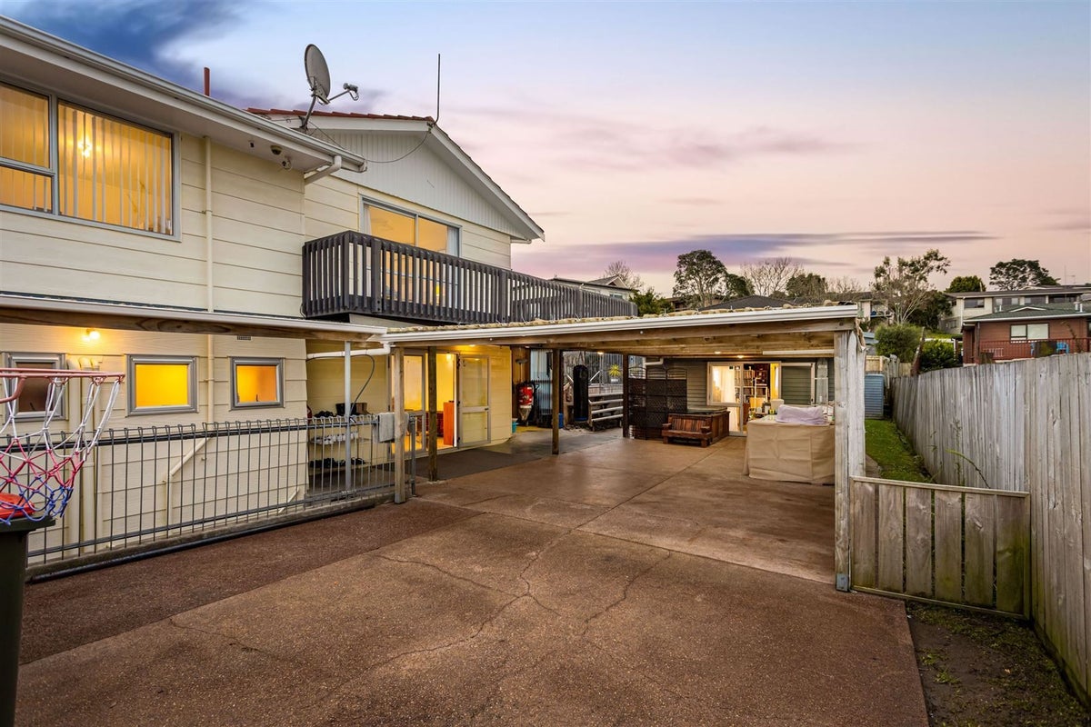 8 Sari Place, Massey, Auckland - Carousel 2