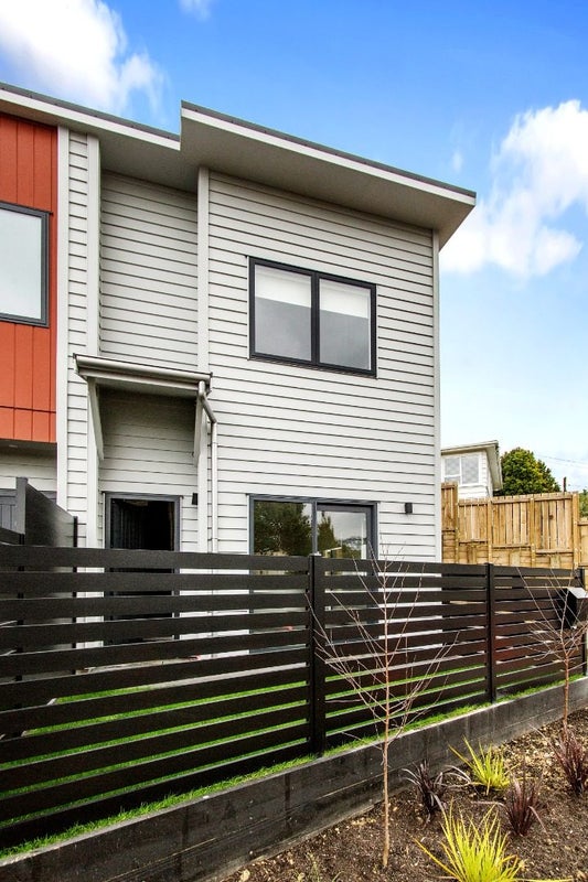 1E Pembroke Street, Tawa, Wellington - Carousel 1