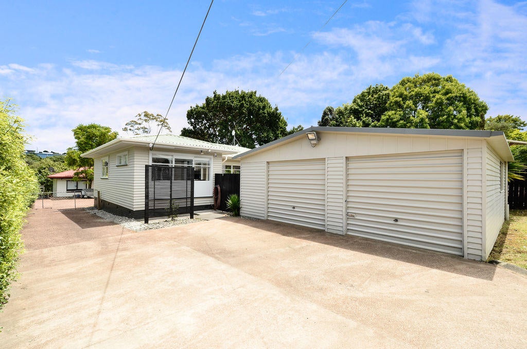 42B Sherwood Avenue, Te Atatu South, Auckland - Carousel 1