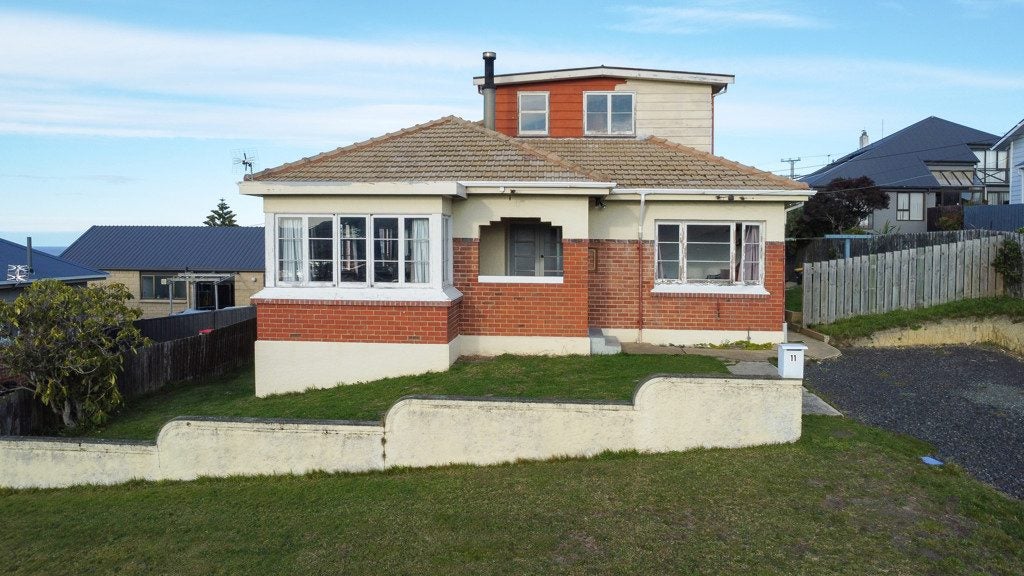 11 Earls Road, Saint Clair, Dunedin - Carousel 1