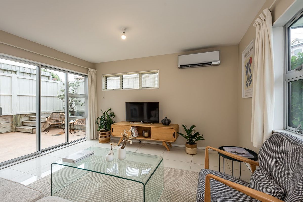 16 Tapiri Street, Hataitai, Wellington - Carousel 2