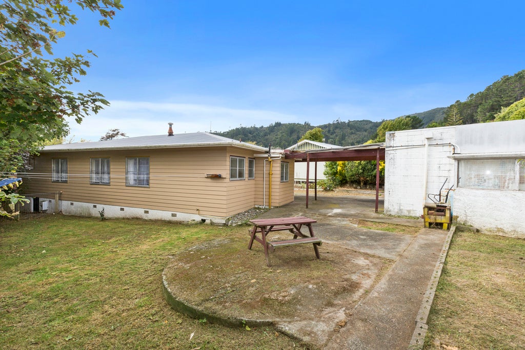 8 Dalton Grove, Stokes Valley, Lower Hutt - Carousel 2