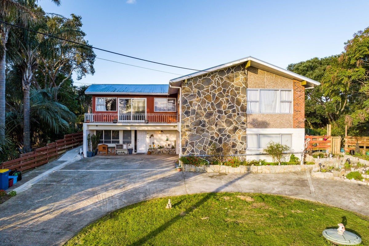 15 Camellia Avenue, Ruakaka - Carousel 1