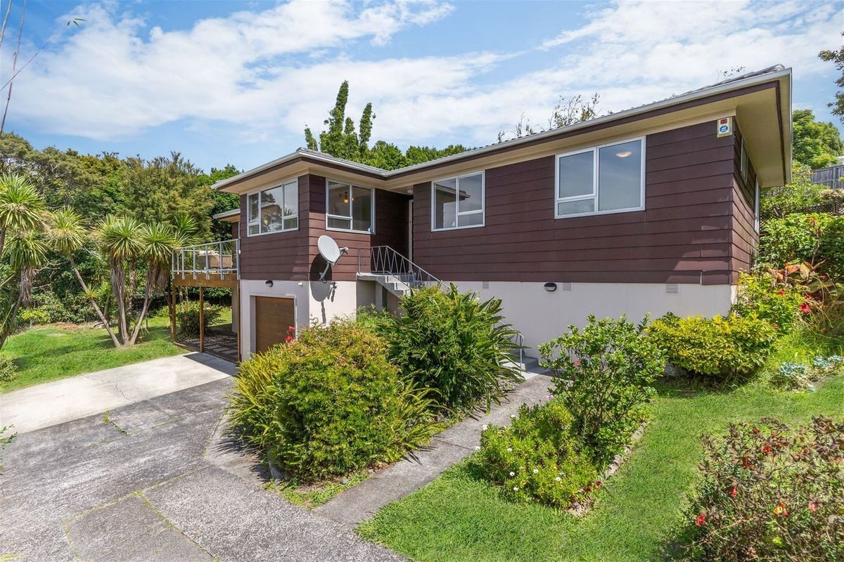 15 Castleton Street, Birkdale, Auckland - Carousel 1