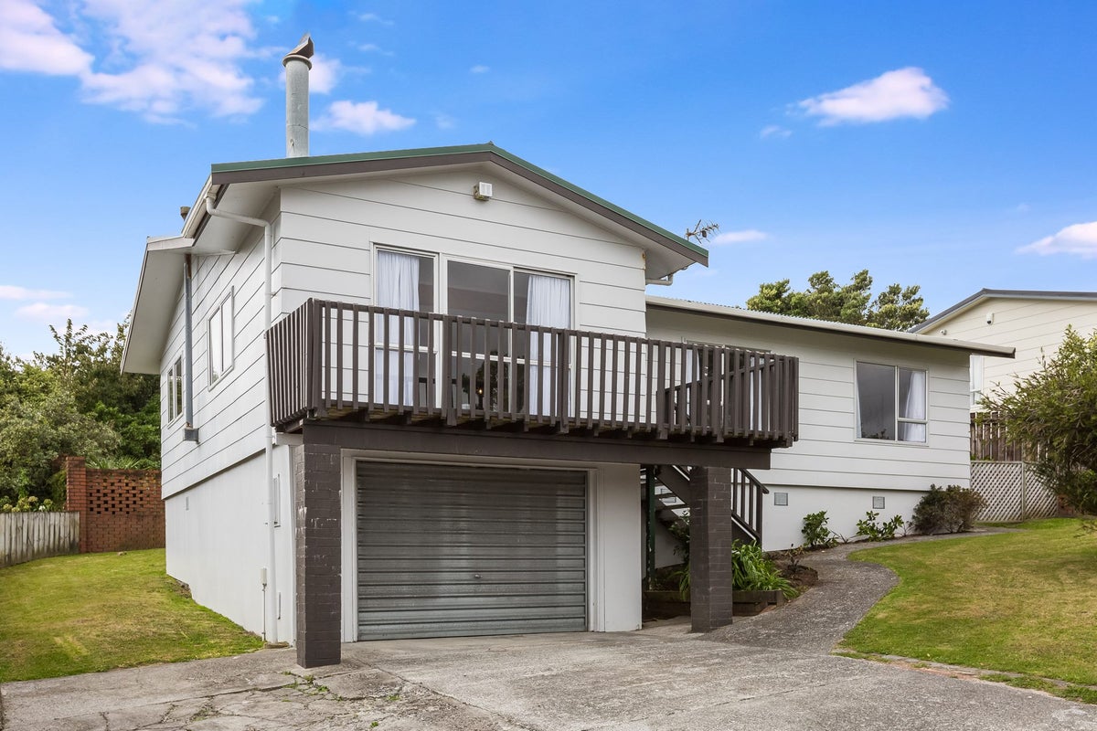 40 Omapere Street, Whitby, Porirua - Carousel 1