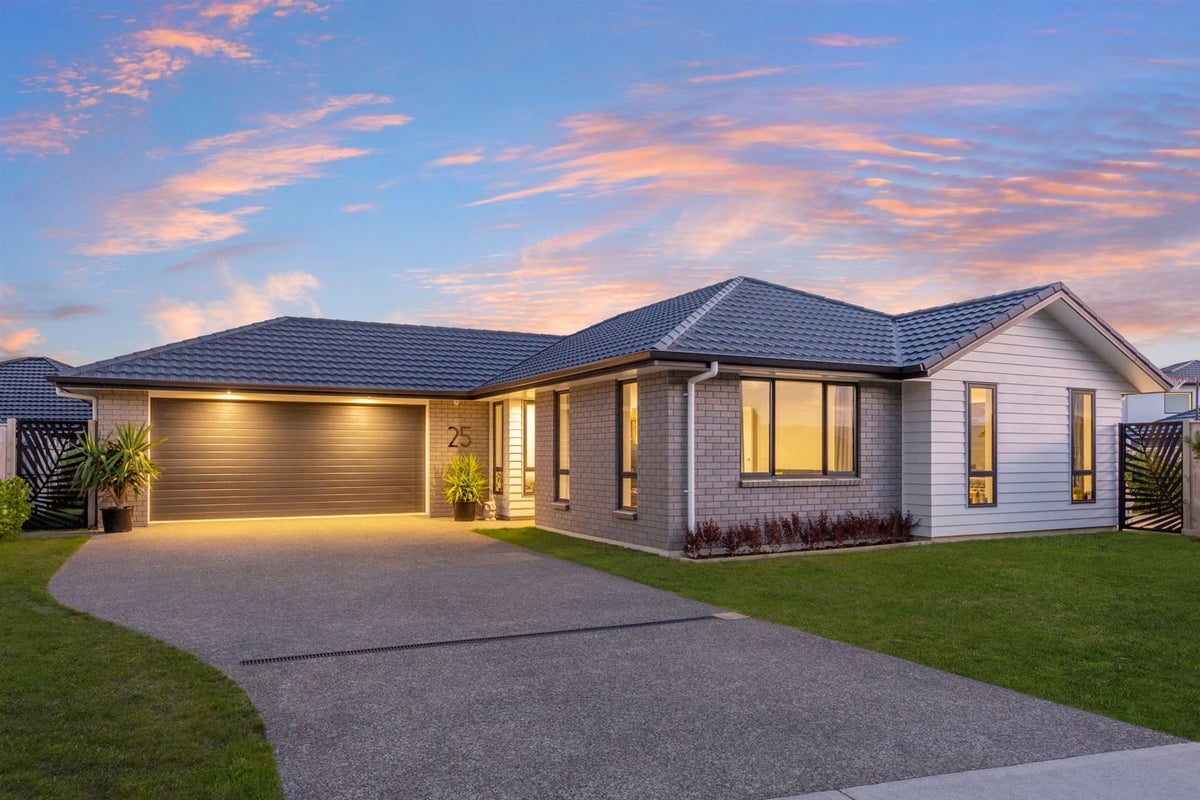 25 Queen Charlotte Drive, Aotea, Porirua - Carousel 1