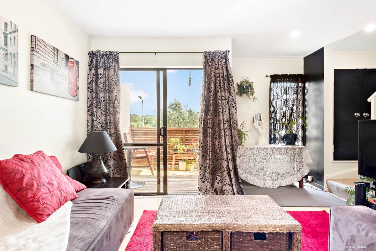 15/12 Ambrico Place, New Lynn, Auckland - Carousel 1