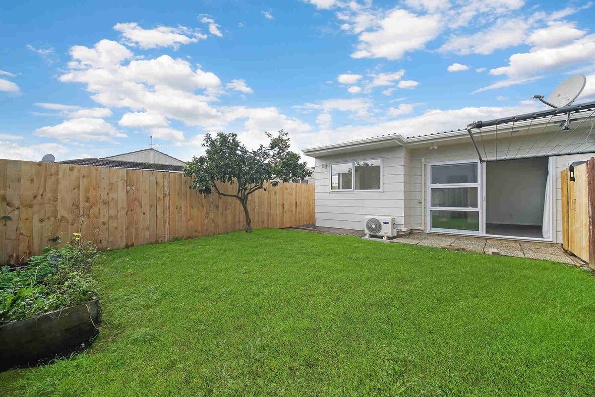 6 Adel Place, Weymouth, Auckland - Carousel 2