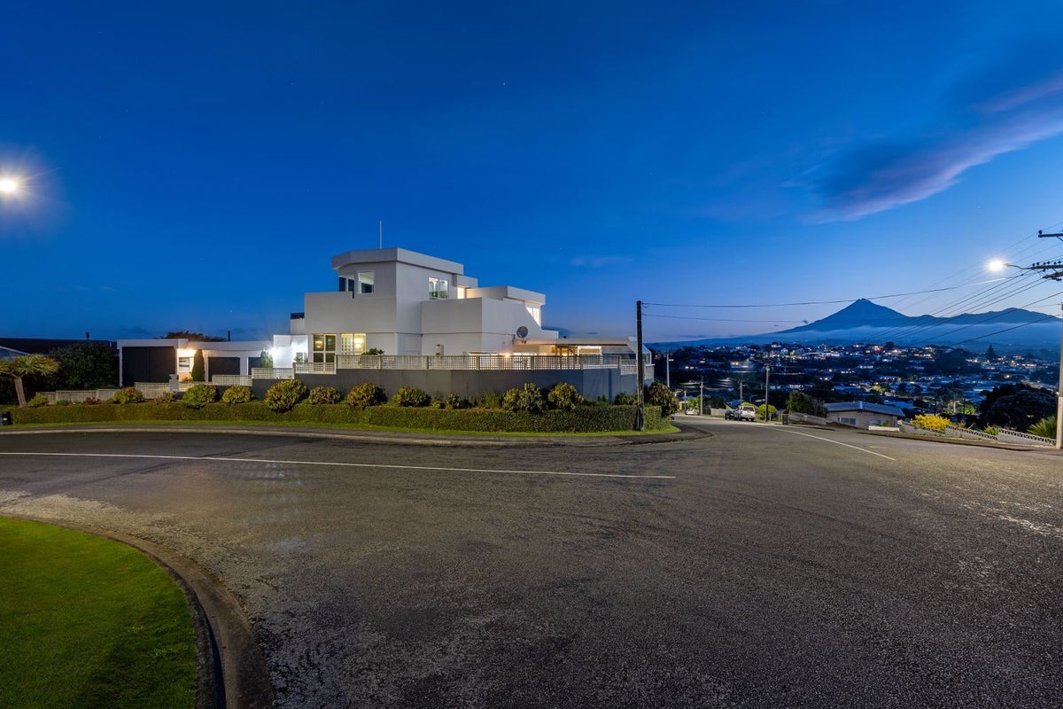 2 Findlay Street, Moturoa, New Plymouth - Carousel 2