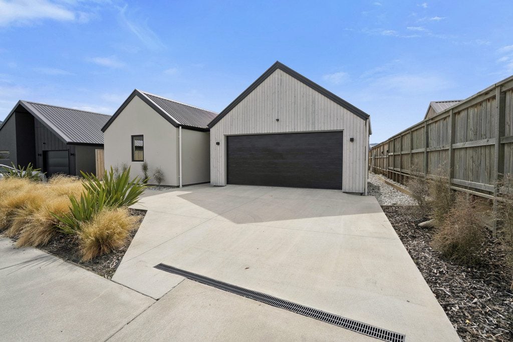 2 Barn Road, Jacks Point, Queenstown - Carousel 1
