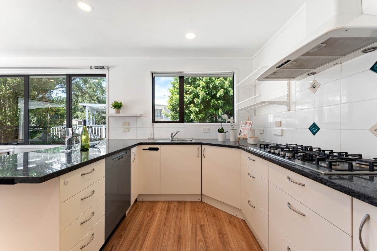 51 Saddleback Rise, Murrays Bay, Auckland - Carousel 2