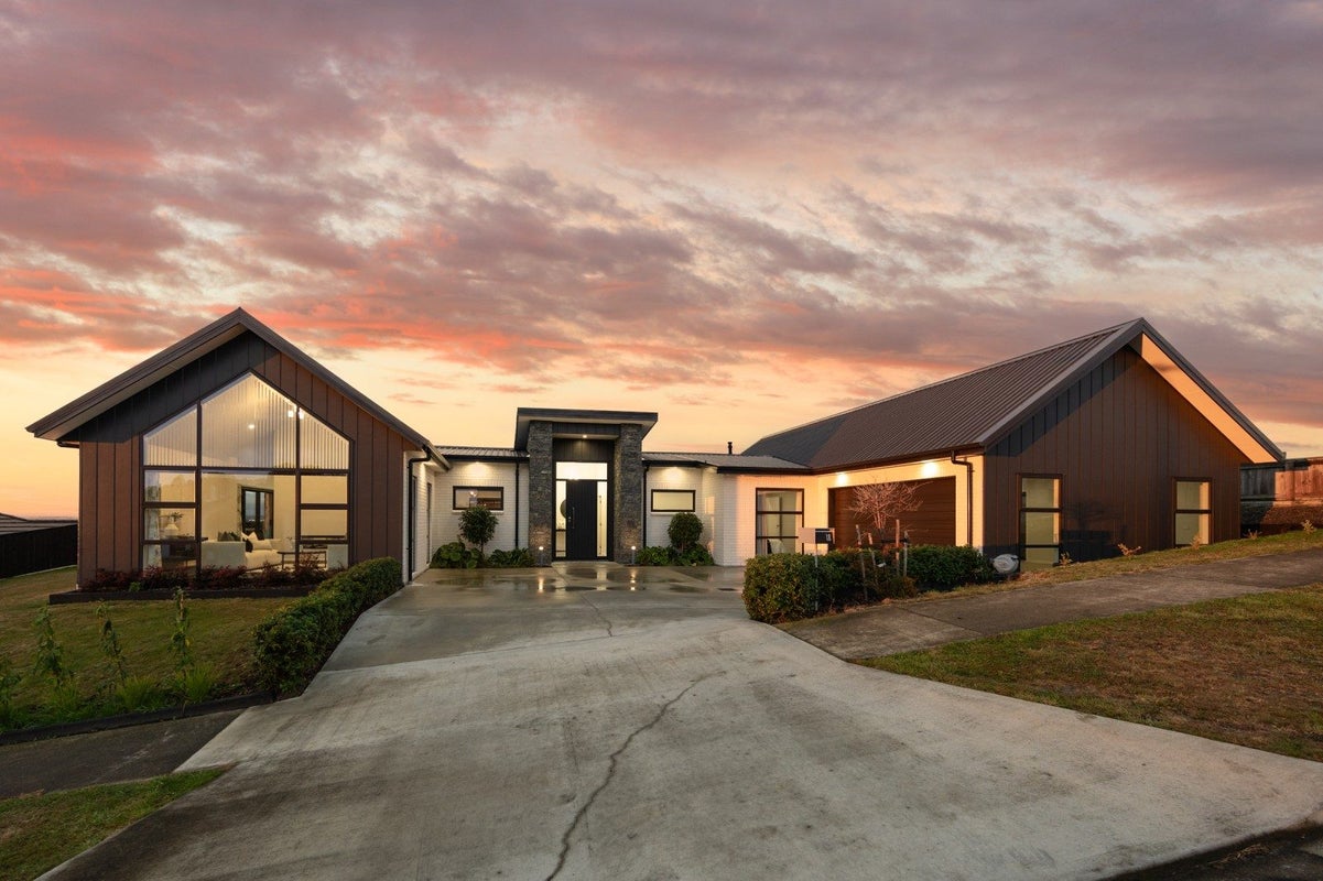 18 Vaucluse Heights, Fitzherbert, Palmerston North - Carousel 2