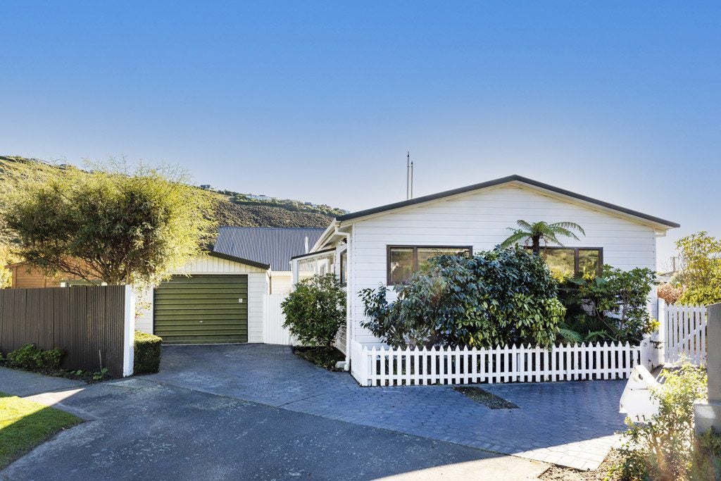 2/11 Duncan Street, Sumner, Christchurch - Carousel 1