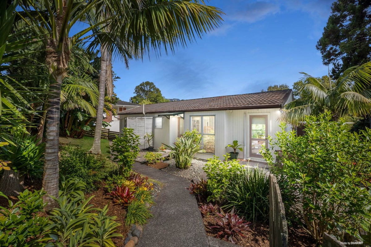 2 Teviot Place, Totara Vale, Auckland - Carousel 1