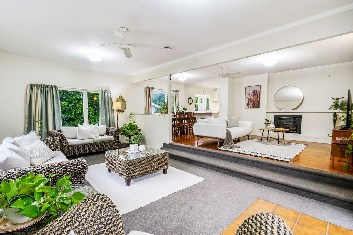 27 Camelot Place, Glenfield, Auckland - Carousel 1