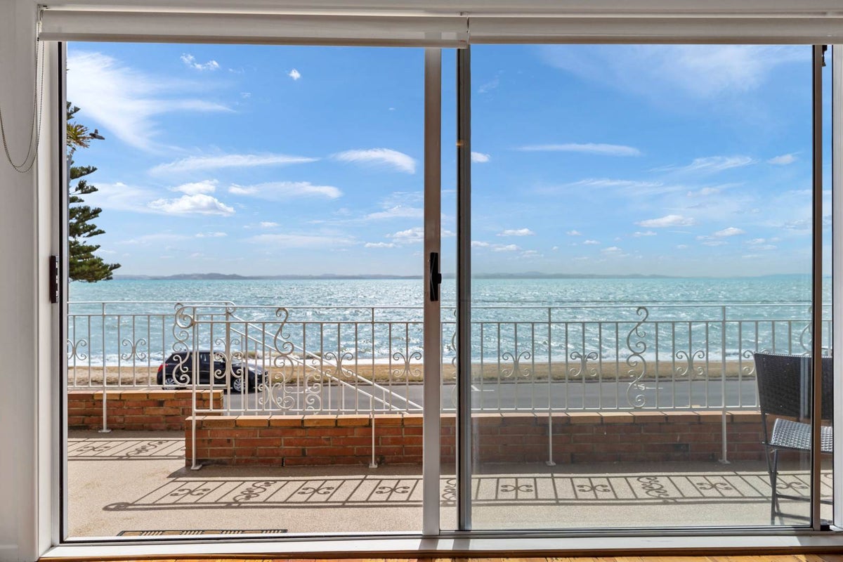 30 The Esplanade, Eastern Beach, Auckland - Carousel 1